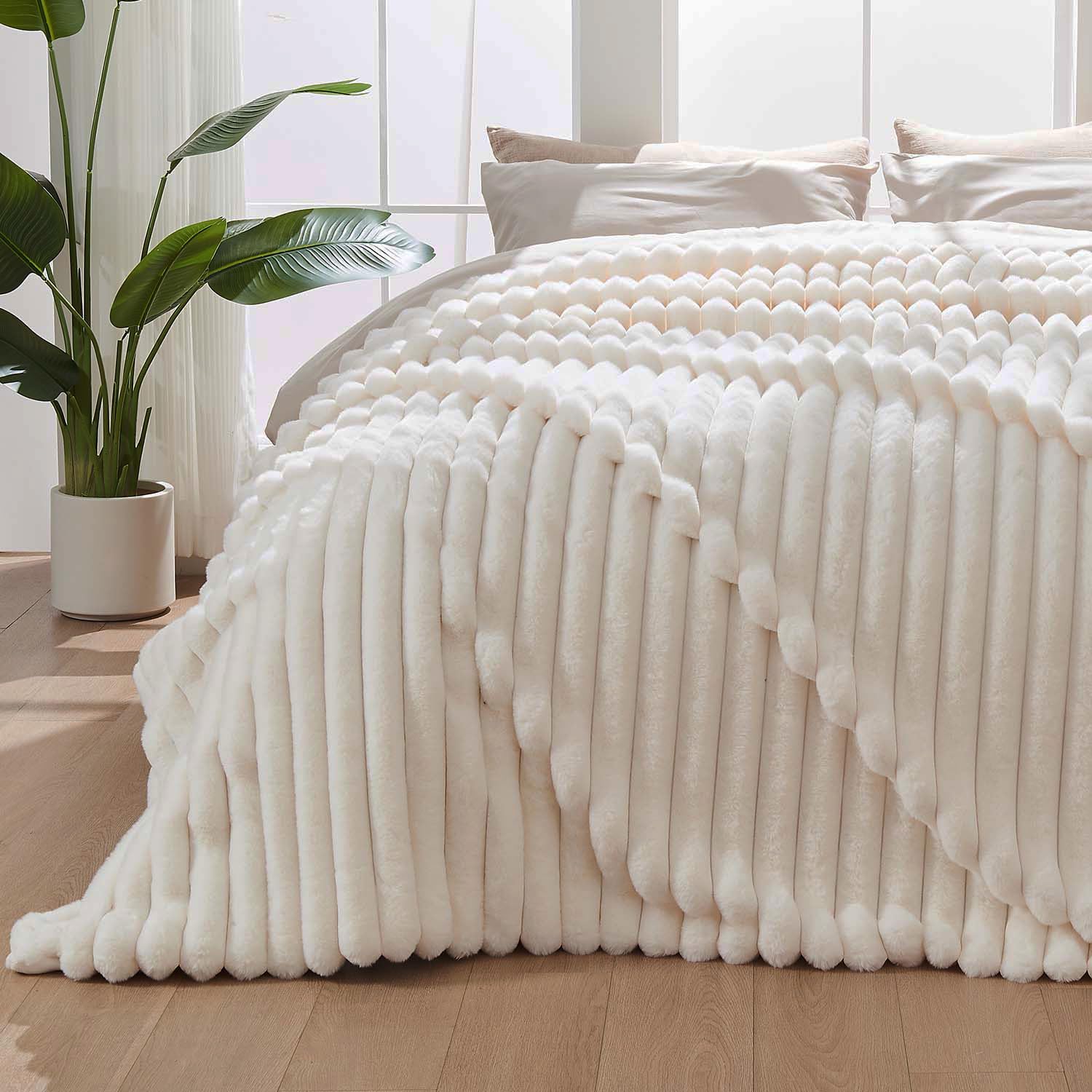Lotus Karen Faux Fur Twin Blanket for Couch, Cozy Soft Fluffy Fuzzy Cream White Blanket, Striped Warm Thick Furry Plush Shaggy Small Blankets for Women,60x80 Inches