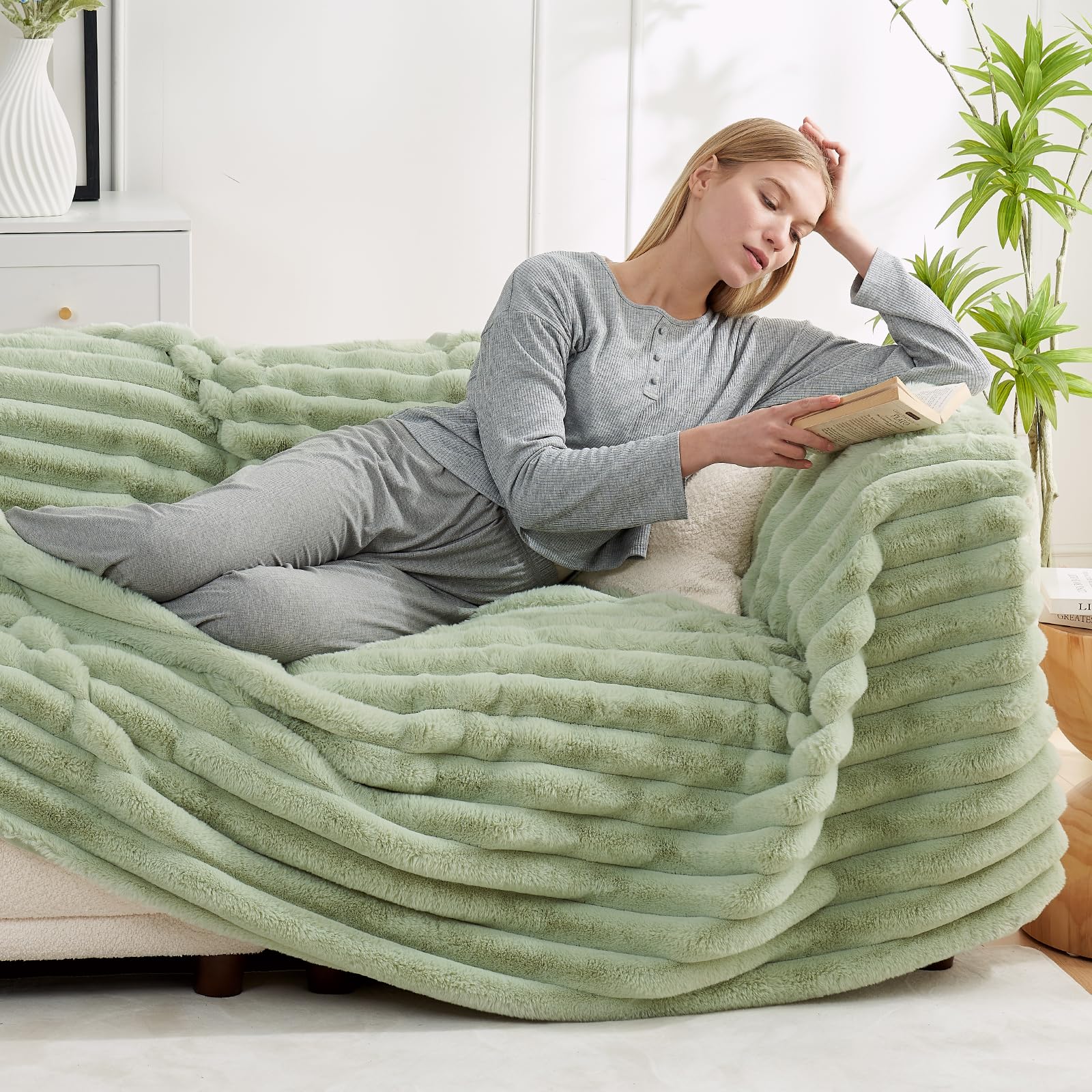 Cozy Bliss Faux Fur Throw Blanket for Couch, Cozy Warm Plush Striped Blanket for Sofa Bedroom Living Room, 60 * 80 Inches Cream White