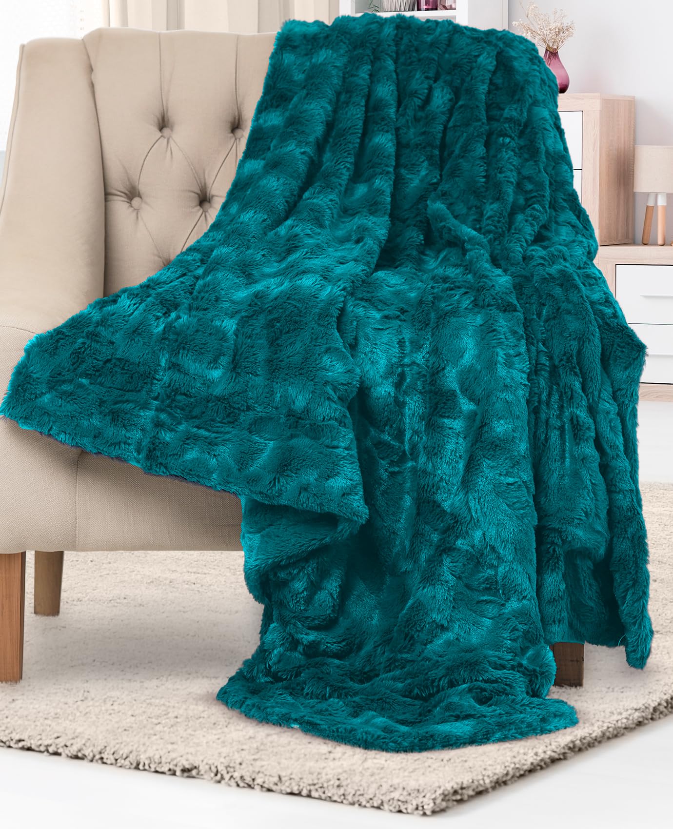 Everlasting Comfort Soft & Comfortable Gray Faux Fur Throw Blanket for Couch - (50"x65") Minky & Fluffy Fall Blankets & Throws, Plush Fuzzy Cover for Bed, Sofa & Living Room - Cozy Home Decor