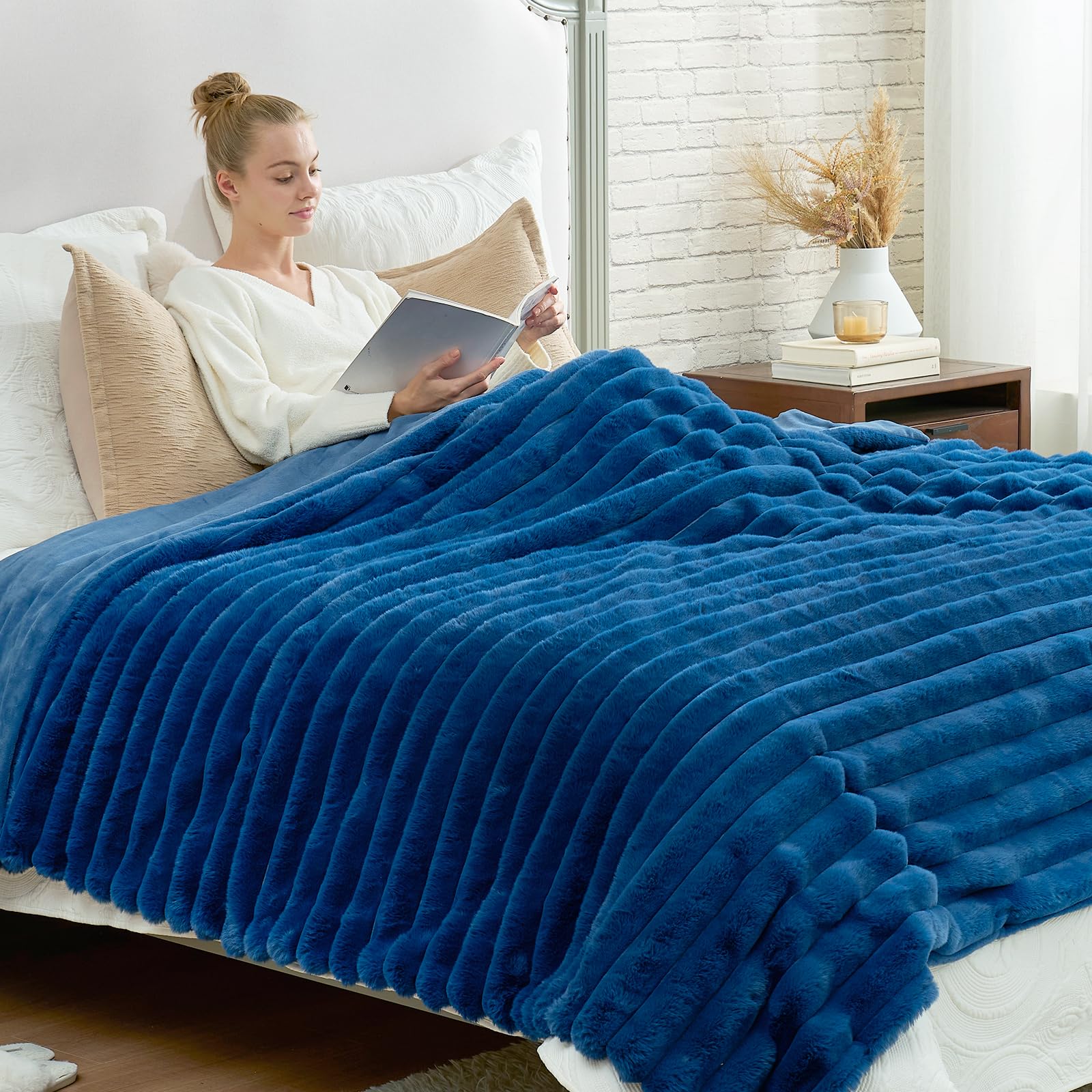 Cozy Bliss Faux Fur Throw Blanket for Couch, Cozy Warm Plush Striped Blanket for Sofa Bedroom Living Room, 60 * 80 Inches Cream White