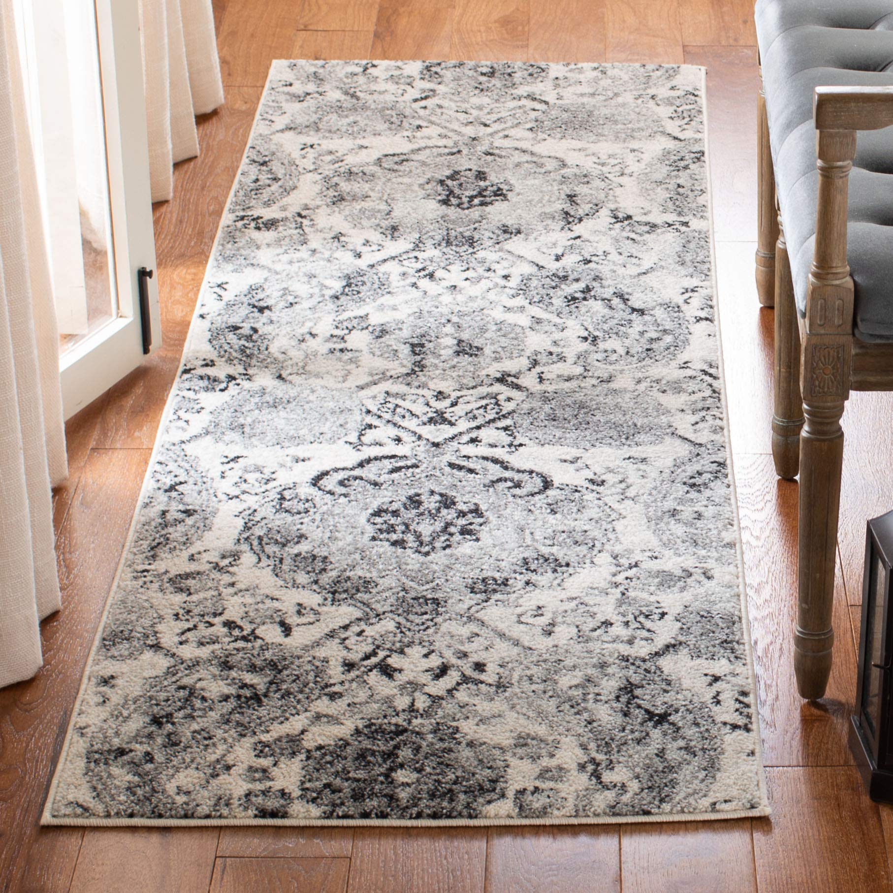 SAFAVIEH Madison Collection Area Rug - 5'3" x 7'6", Cream & Light Grey, Boho Chic Glam Paisley Design, Non-Shedding & Easy Care, Ideal for High Traffic Areas in Living Room, Bedroom (MAD600C)