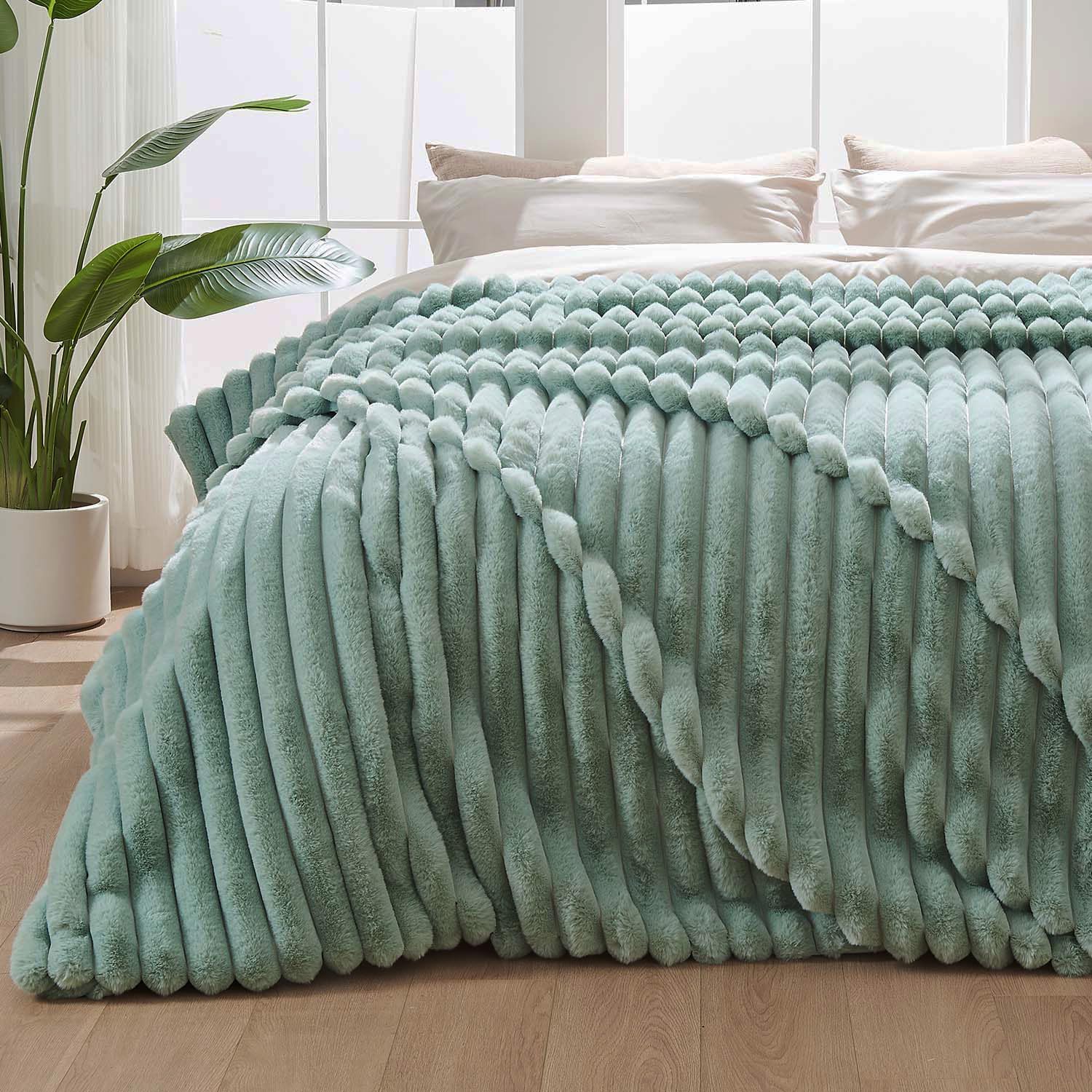 Lotus Karen Faux Fur Twin Blanket for Couch, Cozy Soft Fluffy Fuzzy Cream White Blanket, Striped Warm Thick Furry Plush Shaggy Small Blankets for Women,60x80 Inches