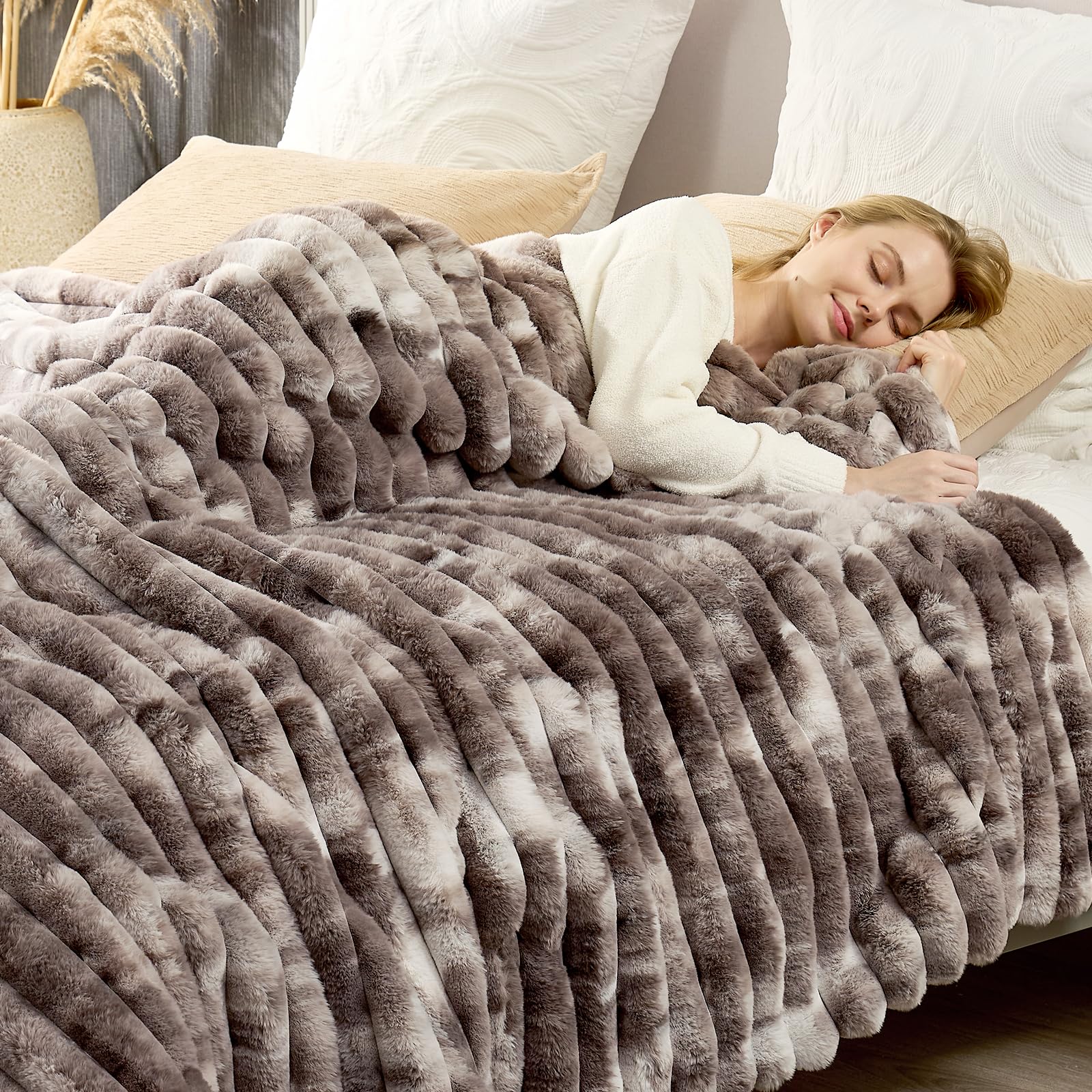 Cozy Bliss Faux Fur Throw Blanket for Couch, Cozy Warm Plush Striped Blanket for Sofa Bedroom Living Room, 60 * 80 Inches Cream White