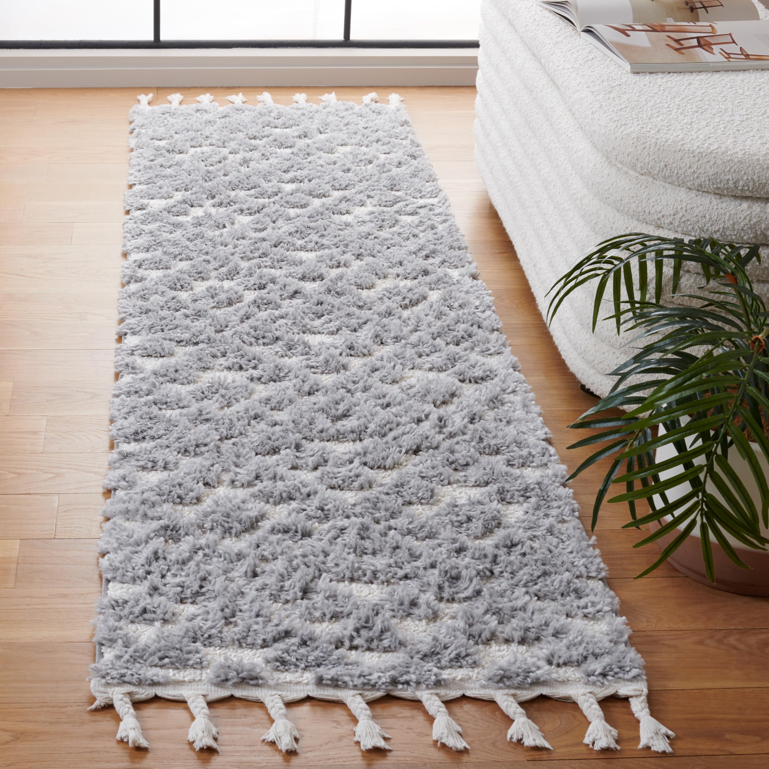 SAFAVIEH Moroccan Tassel Shag Collection Area Rug - 5'3" x 7'6", Ivory, Non-Shedding & Easy to Clean, Plush High-Low Texture, Ideal for Living Room, Bedroom, Dining Space (MTS688C)