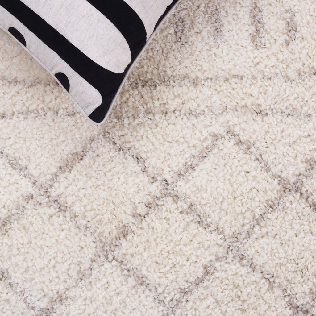 SAFAVIEH Arizona Shag Collection Area Rug - 6'7" x 9'2", Ivory & Beige, Moroccan Boho Design, Non-Shedding & Easy to Clean, Ideal for Living Room, Bedroom, Dining Space (ASG741A)