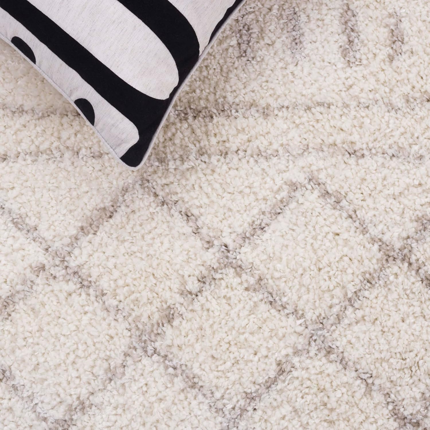 SAFAVIEH Arizona Shag Collection Area Rug - 6'7" x 9'2", Ivory & Beige, Moroccan Boho Design, Non-Shedding & Easy to Clean, Ideal for Living Room, Bedroom, Dining Space (ASG741A)